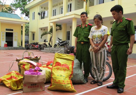 Một phụ nữ vận chuyển tr&aacute;i ph&eacute;p gần 200kg ph&aacute;o nổ bằng m&ocirc; t&ocirc; 1