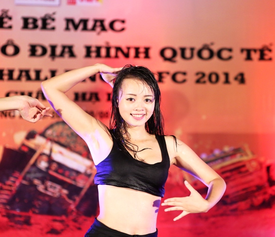 Chết cười với kiểu ăn mừng c&oacute; một kh&ocirc;ng hai trao giải đua xe địa h&igrave;nh 13