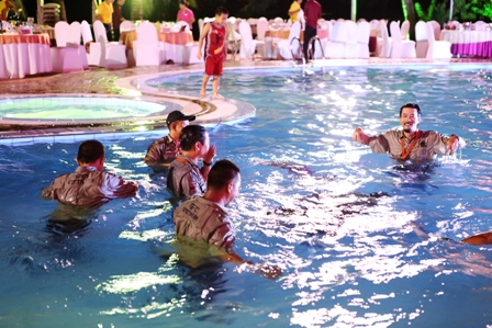 Chết cười với kiểu ăn mừng c&oacute; một kh&ocirc;ng hai trao giải đua xe địa h&igrave;nh 17