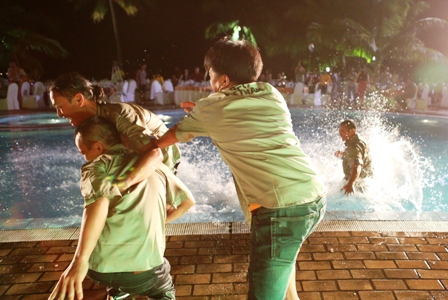 Chết cười với kiểu ăn mừng c&oacute; một kh&ocirc;ng hai trao giải đua xe địa h&igrave;nh 5