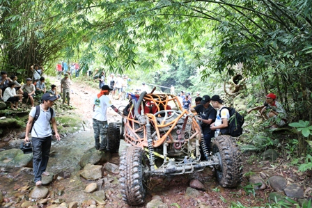Thái Thùy Linh ngầu với xe địa hình “Tê giác” 4