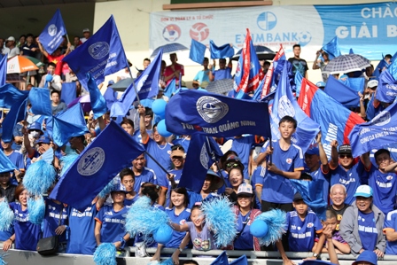 Độc đ&aacute;o d&agrave;n ph&aacute;o điện mừng b&agrave;n thắng của CĐV Than Quảng Ninh 7