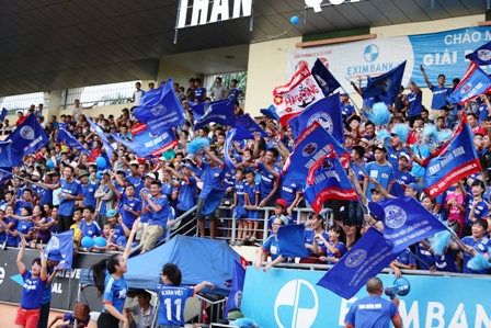 Độc đ&aacute;o d&agrave;n ph&aacute;o điện mừng b&agrave;n thắng của CĐV Than Quảng Ninh 6