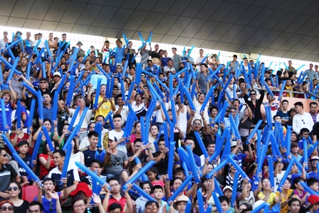 Độc đ&aacute;o d&agrave;n ph&aacute;o điện mừng b&agrave;n thắng của CĐV Than Quảng Ninh 5