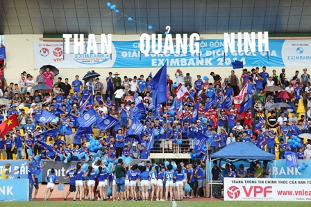 Độc đ&aacute;o d&agrave;n ph&aacute;o điện mừng b&agrave;n thắng của CĐV Than Quảng Ninh 3