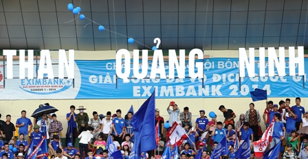 Độc đ&aacute;o d&agrave;n ph&aacute;o điện mừng b&agrave;n thắng của CĐV Than Quảng Ninh 4