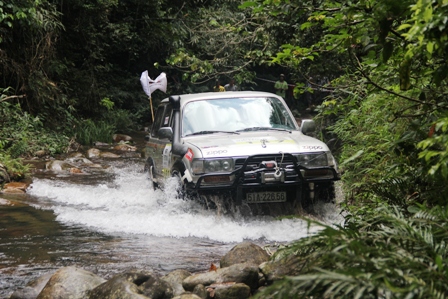 2 nữ VĐV Th&aacute;i Lan so t&agrave;i đua xe địa h&igrave;nh với VĐV nam tại Hạ Long 2