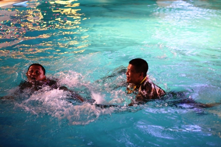 Chết cười với kiểu ăn mừng c&oacute; một kh&ocirc;ng hai trao giải đua xe địa h&igrave;nh 10