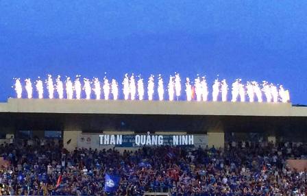 Độc đ&aacute;o d&agrave;n ph&aacute;o điện mừng b&agrave;n thắng của CĐV Than Quảng Ninh 2