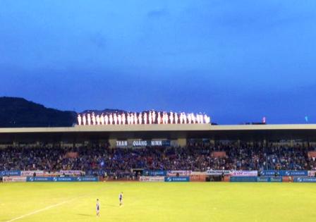 Độc đ&aacute;o d&agrave;n ph&aacute;o điện mừng b&agrave;n thắng của CĐV Than Quảng Ninh 1