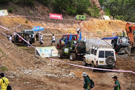 2 nữ VĐV Th&aacute;i Lan so t&agrave;i đua xe địa h&igrave;nh với VĐV nam tại Hạ Long 1