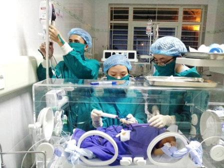 Quảng Ninh: Thực hiện thành công thủ thuật thay máu cho bệnh nhi vàng da 1