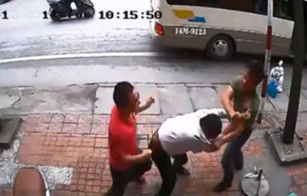 H&agrave;nh kh&aacute;ch bị h&agrave;nh hung m&aacute;u chảy đầm đ&igrave;a: Bị 3 chứ kh&ocirc;ng phải 2 người đ&aacute;nh? 1