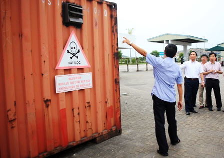 Th&aacute;o ng&ograve;i &ldquo;quả bom m&ocirc;i trường&rdquo; tại Cảng C&aacute;i L&acirc;n 1