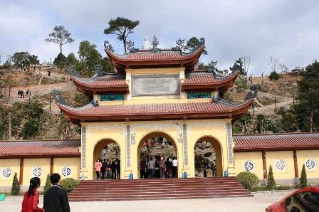 Quảng Ninh: Hàng vạn du khách, phật tử về với chùa Ba Vàng những ngày đầu năm 10