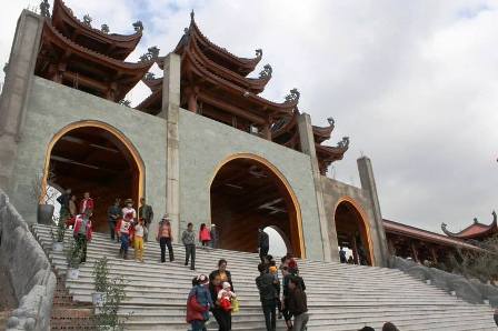 Quảng Ninh: Hàng vạn du khách, phật tử về với chùa Ba Vàng những ngày đầu năm 9
