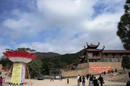 Quảng Ninh: Hàng vạn du khách, phật tử về với chùa Ba Vàng những ngày đầu năm 8