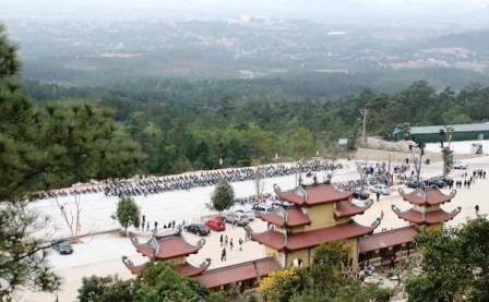 Quảng Ninh: Hàng vạn du khách, phật tử về với chùa Ba Vàng những ngày đầu năm 6