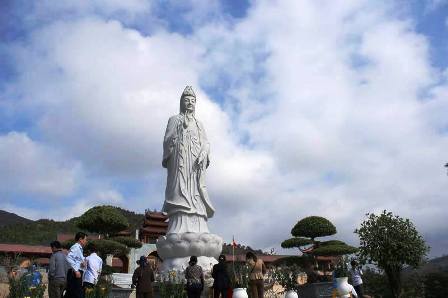 Quảng Ninh: Hàng vạn du khách, phật tử về với chùa Ba Vàng những ngày đầu năm 5