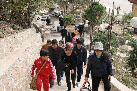 Quảng Ninh: Hàng vạn du khách, phật tử về với chùa Ba Vàng những ngày đầu năm 4