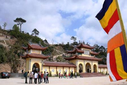Quảng Ninh: Hàng vạn du khách, phật tử về với chùa Ba Vàng những ngày đầu năm 3