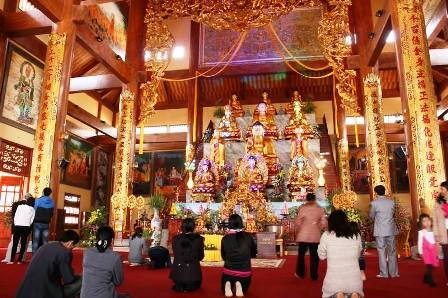 Quảng Ninh: Hàng vạn du khách, phật tử về với chùa Ba Vàng những ngày đầu năm 2