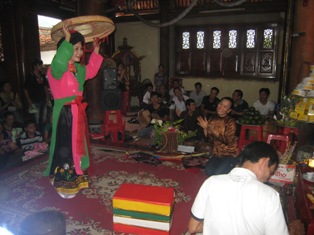 Huyền b&iacute; lễ hầu đồng 1