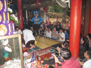 Huyền b&iacute; lễ hầu đồng 2