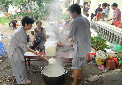 Sĩ tử ăn cơm chay, ngủ miễn phí ở Chùa Bằng 7