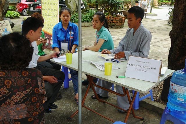 Sĩ tử ăn cơm chay, ngủ miễn phí ở Chùa Bằng 1