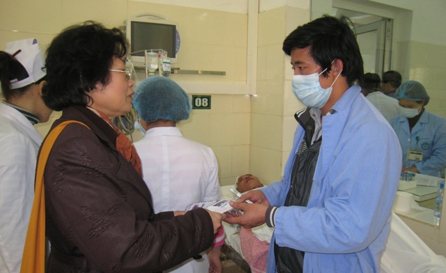 Những người kh&ocirc;ng thể ăn Tết ở nh&agrave; 5