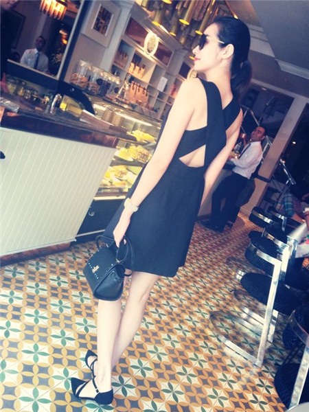“Bỏng mắt” với 1001 kiểu “hở” mới của mỹ nhân Việt 12