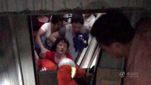 Những giờ ph&uacute;t kinh ho&agrave;ng bị kẹt trong thang m&aacute;y 1