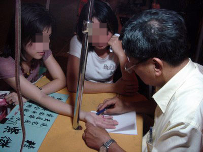 Liệu có thực thi phạt lên đồng, xem bói trục lợi? 3