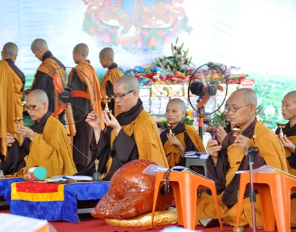 X&oacute;t l&ograve;ng đại lễ cầu si&ecirc;u cho nạn nh&acirc;n thảm họa m&aacute;y bay 2