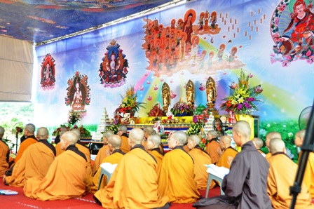 X&oacute;t l&ograve;ng đại lễ cầu si&ecirc;u cho nạn nh&acirc;n thảm họa m&aacute;y bay 4