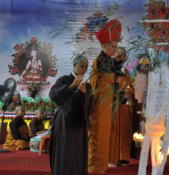 X&oacute;t l&ograve;ng đại lễ cầu si&ecirc;u cho nạn nh&acirc;n thảm họa m&aacute;y bay 8