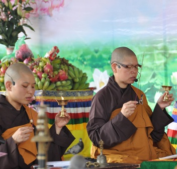 X&oacute;t l&ograve;ng đại lễ cầu si&ecirc;u cho nạn nh&acirc;n thảm họa m&aacute;y bay 9