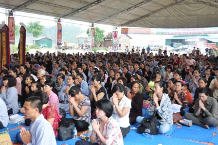 X&oacute;t l&ograve;ng đại lễ cầu si&ecirc;u cho nạn nh&acirc;n thảm họa m&aacute;y bay 11