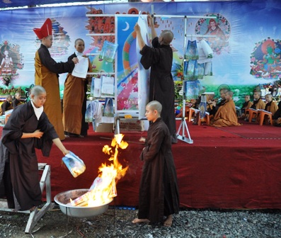 X&oacute;t l&ograve;ng đại lễ cầu si&ecirc;u cho nạn nh&acirc;n thảm họa m&aacute;y bay 13