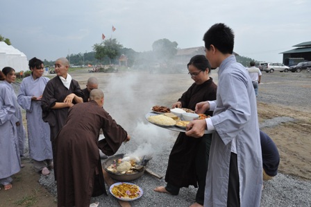 X&oacute;t l&ograve;ng đại lễ cầu si&ecirc;u cho nạn nh&acirc;n thảm họa m&aacute;y bay 14