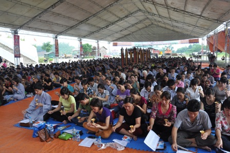 X&oacute;t l&ograve;ng đại lễ cầu si&ecirc;u cho nạn nh&acirc;n thảm họa m&aacute;y bay 12