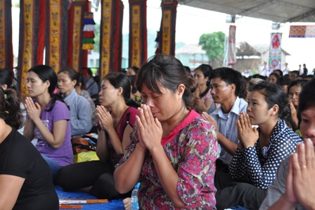 X&oacute;t l&ograve;ng đại lễ cầu si&ecirc;u cho nạn nh&acirc;n thảm họa m&aacute;y bay 16