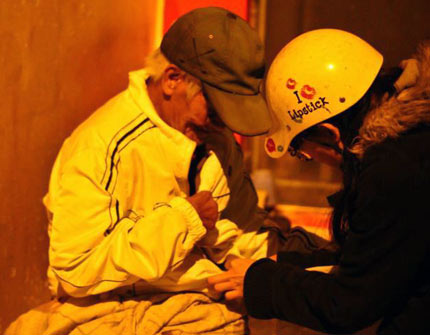 Đội gi&aacute; r&eacute;t &ldquo;cứu&rdquo; người gi&aacute; buốt! 1