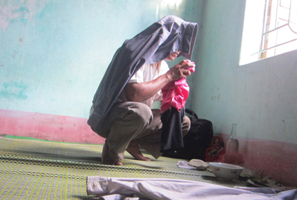 B&oacute;c mẽ chi&ecirc;u tr&ograve; của thầy mo l&agrave;m b&ugrave;a c&ocirc;ng danh b&iacute; ẩn ở miền viễn T&acirc;y xứ Thanh 1