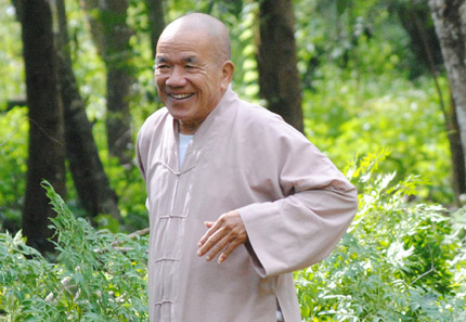 Bi h&agrave;i chuyện d&acirc;n l&agrave;ng  tranh nhau &ldquo;thỉnh&rdquo; nước Phật về trị bệnh 2