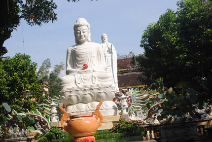 Bi h&agrave;i chuyện d&acirc;n l&agrave;ng  tranh nhau &ldquo;thỉnh&rdquo; nước Phật về trị bệnh 1