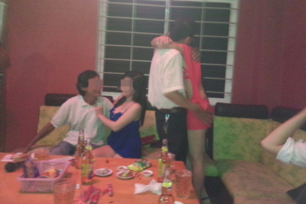 Những cuộc đ&aacute;nh đổi th&acirc;n x&aacute;c trong qu&aacute;n Karaoke &ldquo;bốc, hốt&rdquo; 1