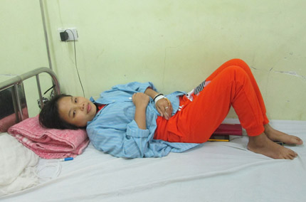 Rớt nước mắt chuyện người đàn bà hơn 10 năm bán máu chữa bệnh cho con 2