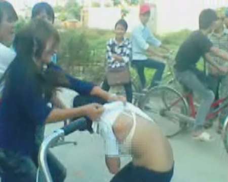 Lột &aacute;o l&agrave;m nhục bạn trước cổng trường 1